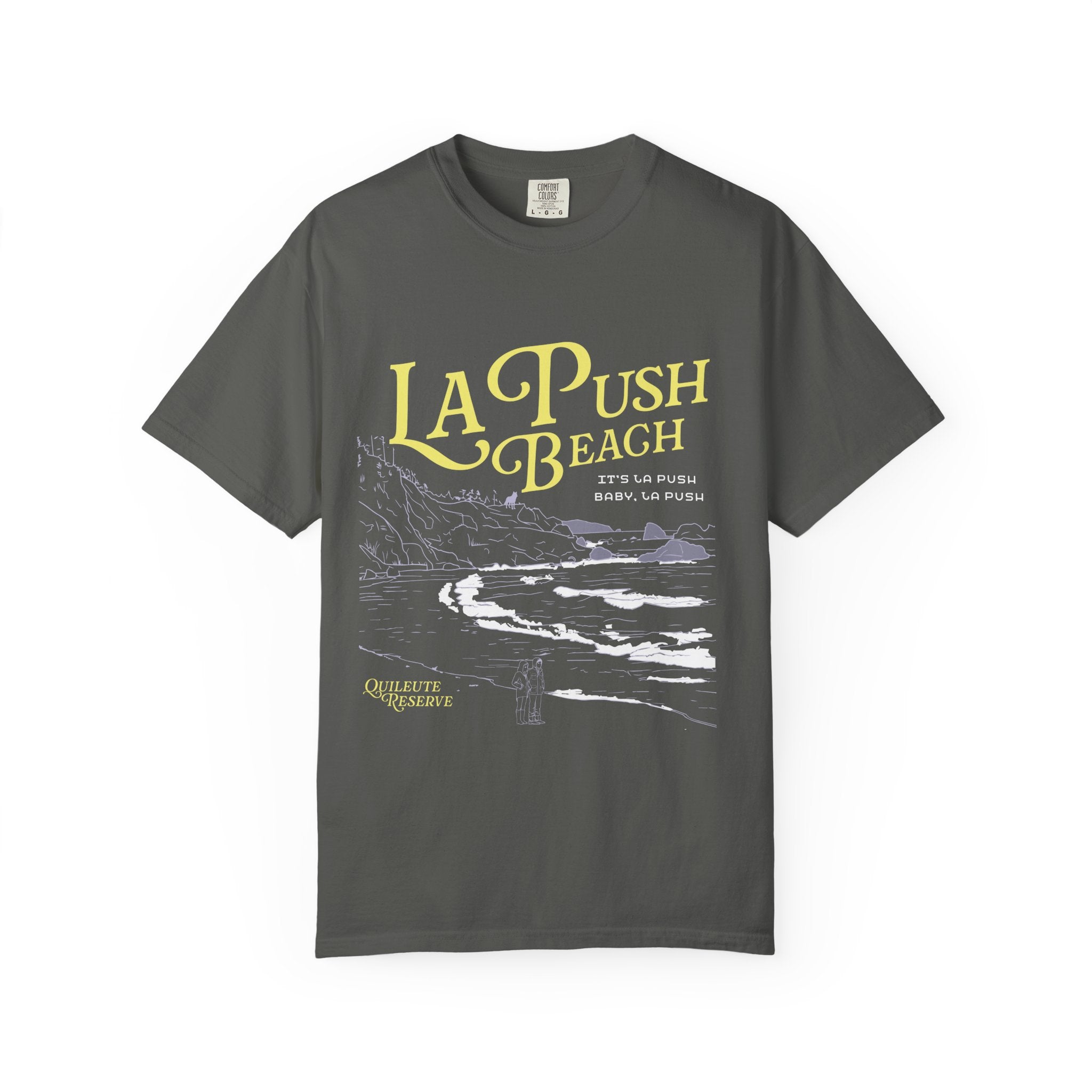 thtgrlreads La Push Comfort Colors graphic tee featuring yellow La Push Beach lettering and a coastal black and white shoreline illustration on faded charcoal cotton tejido